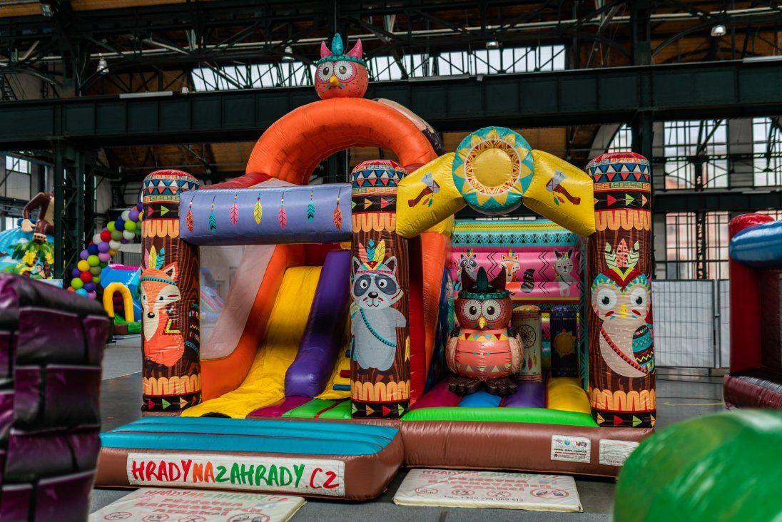 Festival skákacích hradů photo