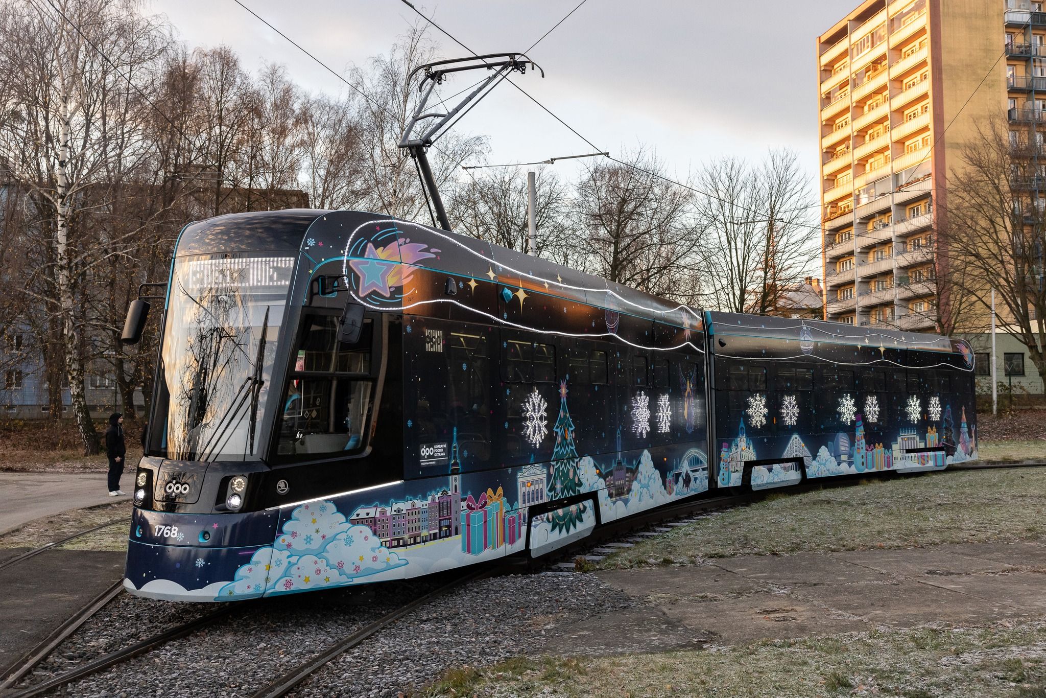 V Ostravě jezdí vánoční tramvaj, hrají v ní i koledy