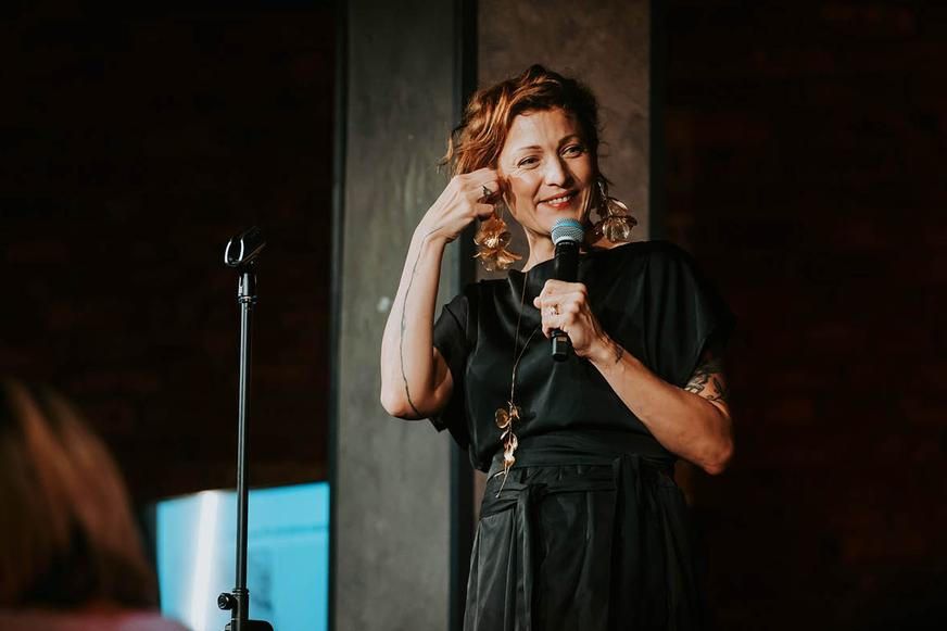 Adéla Elbel - Trojjediná stand-up photo