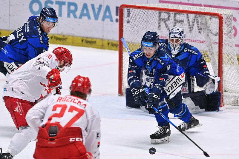 Hokej: HC Oceláři Třinec vs. Vítkovice photo