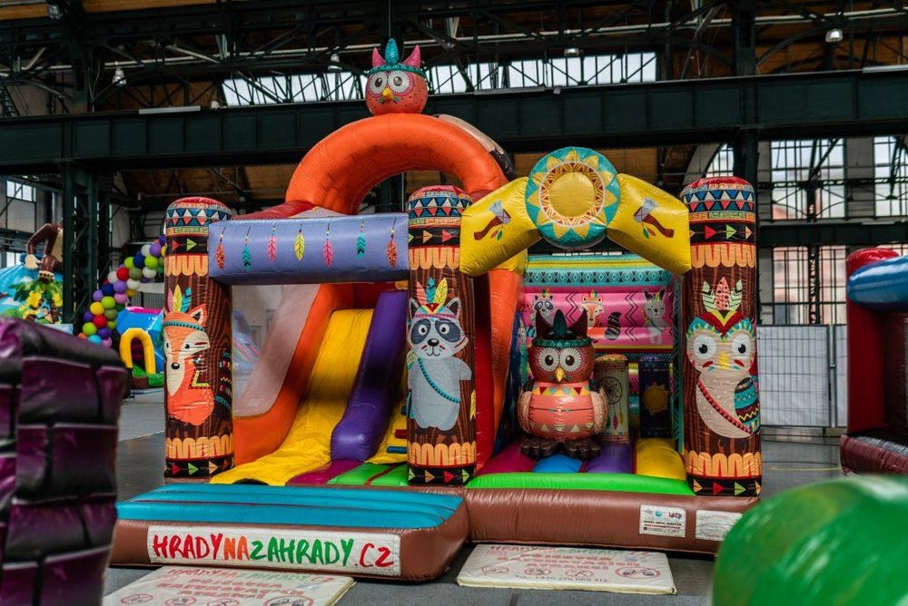 Festival skákacích hradů photo