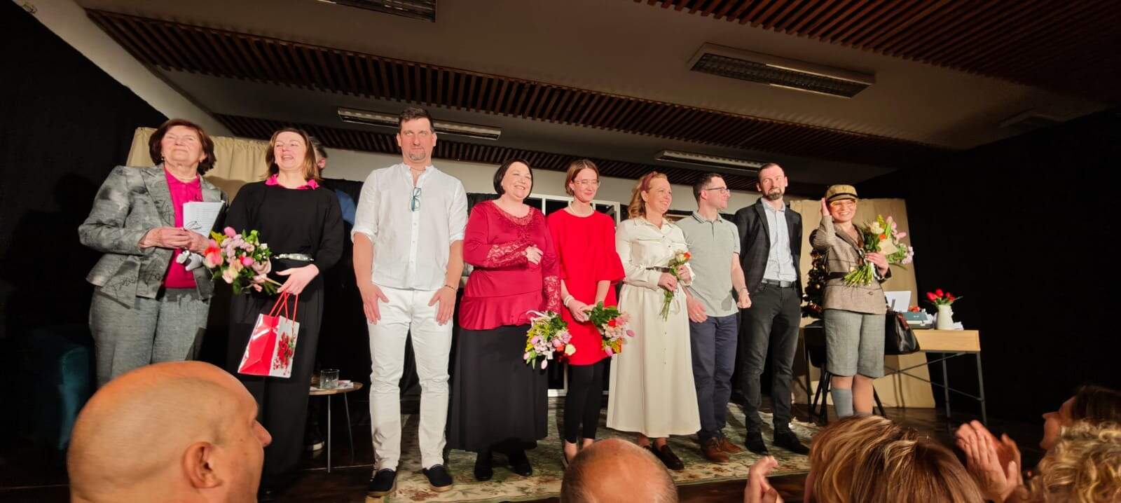 Mezi nebem a zemí photo