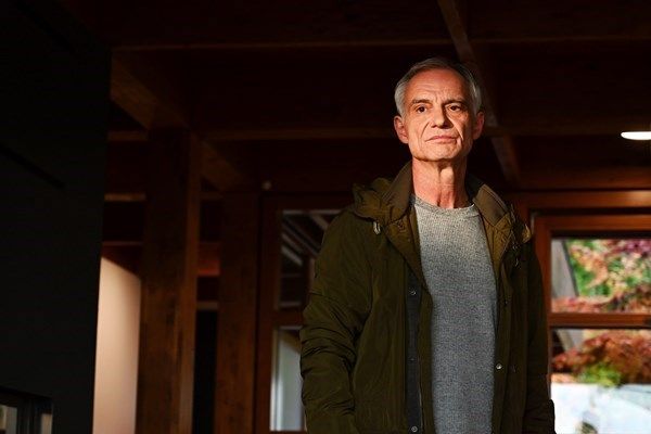 NEPORAZITELNÍ světová premiéra photo