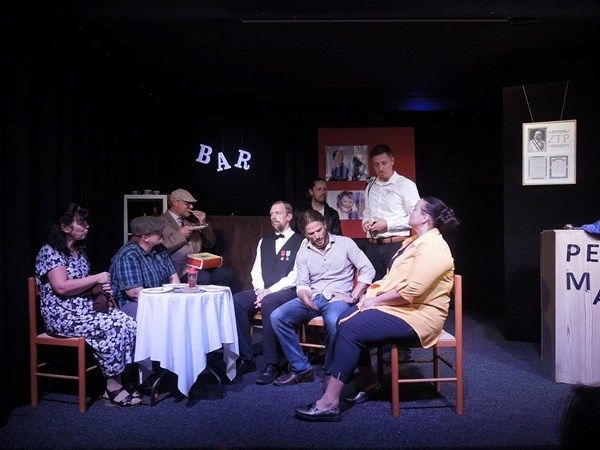 Přes přísný zákaz dotýká se sněhu photo