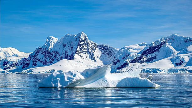 Modrobílé ticho - tajuplná Antarktida photo