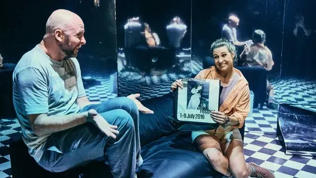 Žena filmového kritika photo