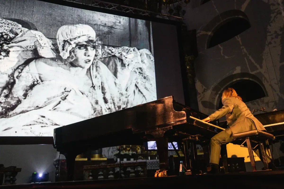 Kino na hranici photo